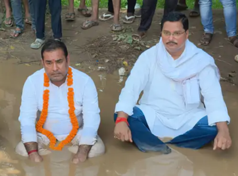 खराब सड़क को लेकर जन सुराज पार्टी का अनोखा विरोध