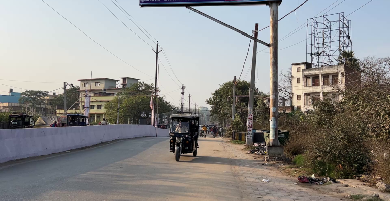 बक्सर में सड़क परियोजनाएं अटकीं, ट्रैफिक जाम से लोग परेशान