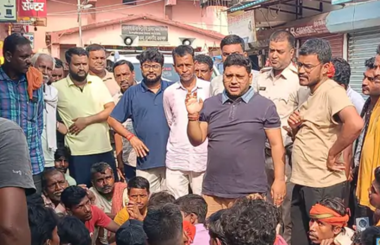 हड़ताल की अवधि का वेतन कटने पर सफाईकर्मियों ने किया काम बंद