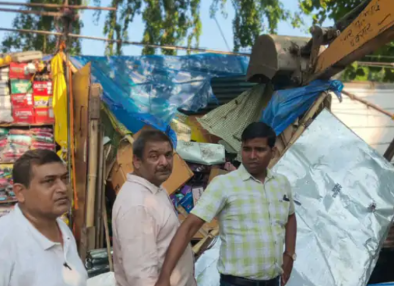 रामरेखा घाट मार्ग को अवैध कब्जों से कराया गया मुक्त