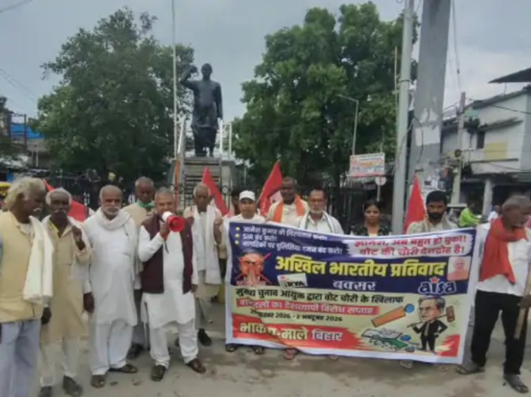 मुख्य चुनाव आयुक्त की गिरफ्तारी के लिए प्रदर्शन