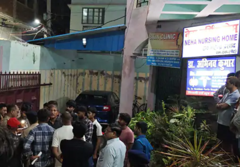 ऑपरेशन के बाद शिक्षक की मौत, परिजनों ने डॉक्टर पर लापरवाही का आरोप लगाया