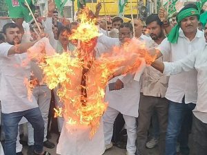 राजद ने मुख्य चुनाव आयुक्त का पुतला फूंका