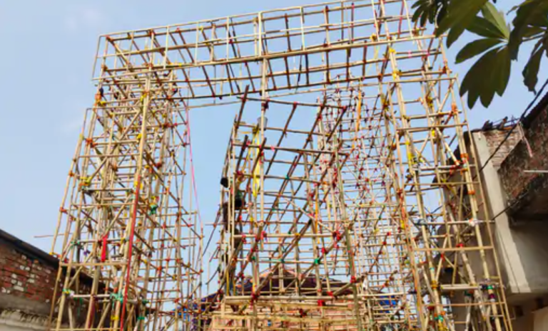 नया बाजार में स्पाइडर मैन थीम पर बन रहा दुर्गापूजा पंडाल
