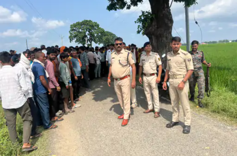 सड़क किनारे युवक का शव मिला