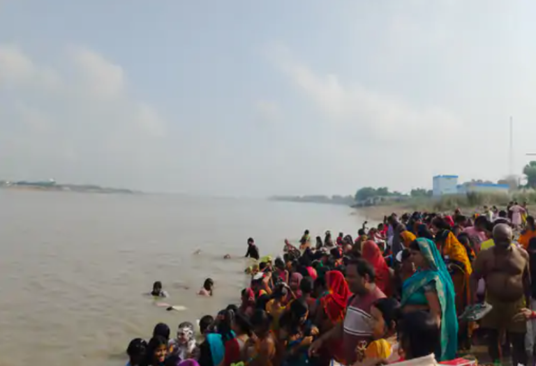 नवरात्र शुरु: बक्सर के घाटों पर उमड़ा आस्था का जनसैलाब