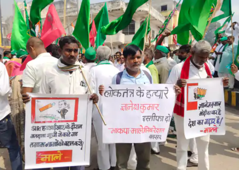 महागठबंधन का बड़ा प्रदर्शन, मोदी-शाह और चुनाव आयुक्त के पुतले जलाए