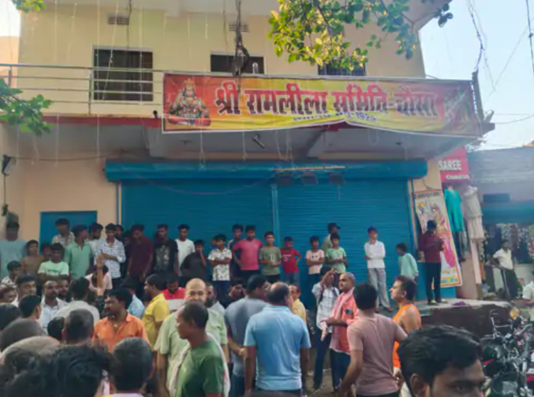 चौसा बाजार में रामलीला मंच पर तालाबंदी से विवाद, स्थानीय लोगों ने किया हंगामा