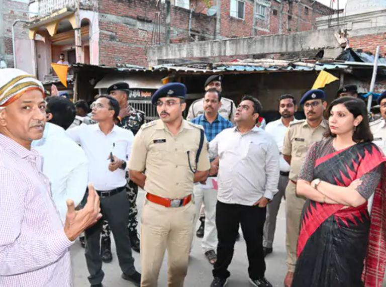 दुर्गा पूजा स्थलों का डीएम-एसपी ने संयुक्त निरीक्षण किया