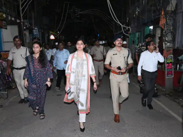 दशहरा से पहले प्रशासन-पुलिस का संयुक्त फ्लैग मार्च