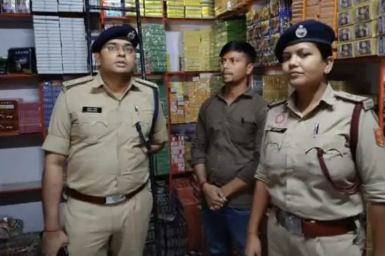 बक्सर में अवैध पटाखा दुकान पर छापा, भारी स्टॉक जब्त