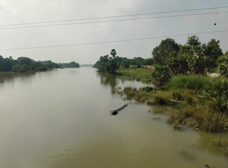 बक्सर में थमा गंगा का उफान, लेकिन अलर्ट लेवल के करीब