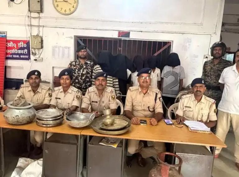 दो घरों में चोरी, छह आरोपी हिरासत में