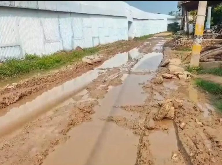 चौसा रेलवे स्टेशन का रास्ता बदहाल, यात्री और स्थानीय लोग परेशान