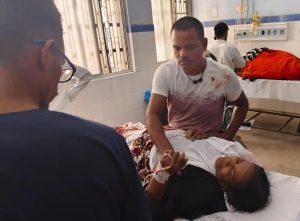 चलती गाड़ी से उतरते वक्त नीचे गिरी महिला