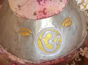 डुमरांव में मंदिर की प्रतिमा से सोने की आंख चोरी